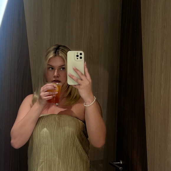 Meet your Posher, Taylor - Picture 3 of 6